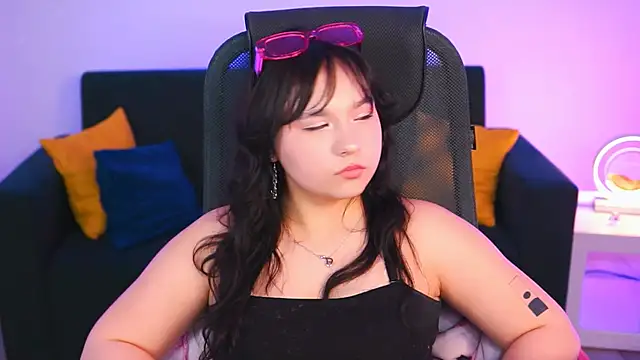 Snapshot of HanaWise chatting on 02.24.25 HanaWise online show from 02.24.25