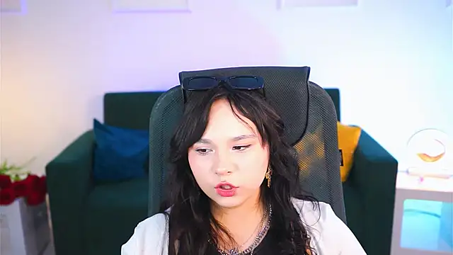 Snapshot of HanaWise chatting on 02.26.25 HanaWise online show from 02.26.25