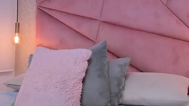 Snapshot of SalomeHills__ chatting on 02.28.25 SalomeHills online show from 02.28.25