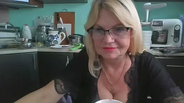 Snapshot of Heidi-Helga chatting on 09.11.25 Heidi-Helga online show from 09.11.25