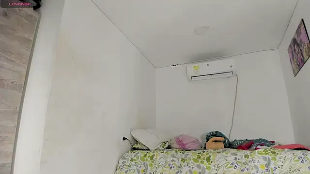 Snapshot of flor_herrera01 chatting on 09.19.25 flor herrera01 online show from 09.19.25