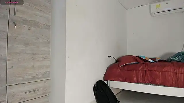 Snapshot of flor_herrera01 chatting on 09.27.25 flor herrera01 online show from 09.27.25