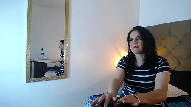Snapshot of laura_hotties chatting on 03.21.25 laura hotties online show from 03.21.25