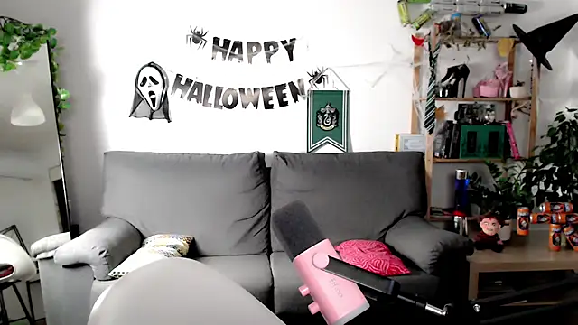 Della Ideal online show from 10.28.25