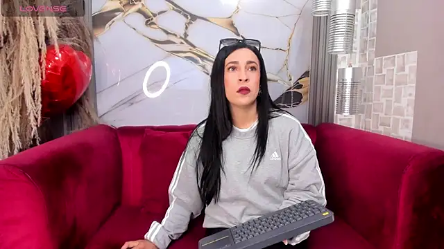 Bella williamss  online show from 12.21.25