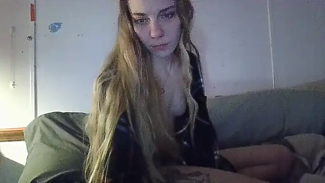 Snapshot of qtkayyzzxoxo chatting on 03.17.25 qtkayyzzxoxo online show from 03.17.25