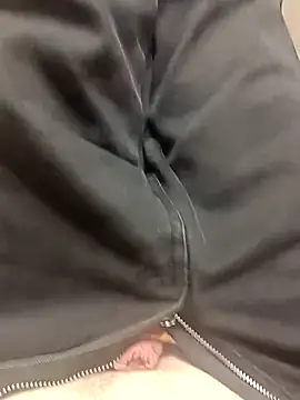 Snapshot of TOPGUN_69 chatting on 10.27.25 TOPGUN 69 online show from 10.27.25