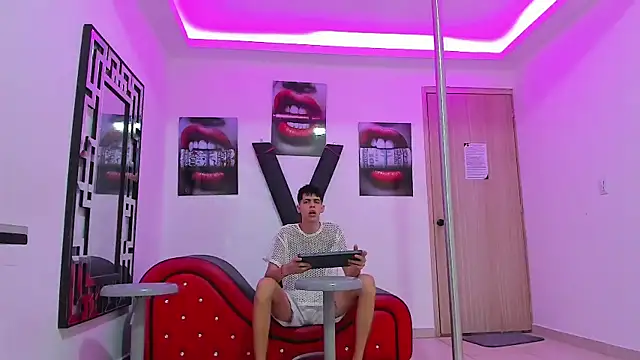 Snapshot of KING_OFF_BOYS chatting on 10.04.25 KING OFF BOYS online show from 10.04.25