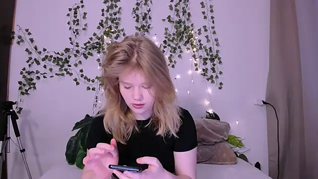 LaseyMoon online show from 03.14.25