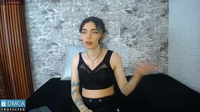 Snapshot of MaeveKuro chatting on 09.13.25 MaeveKuro online show from 09.13.25