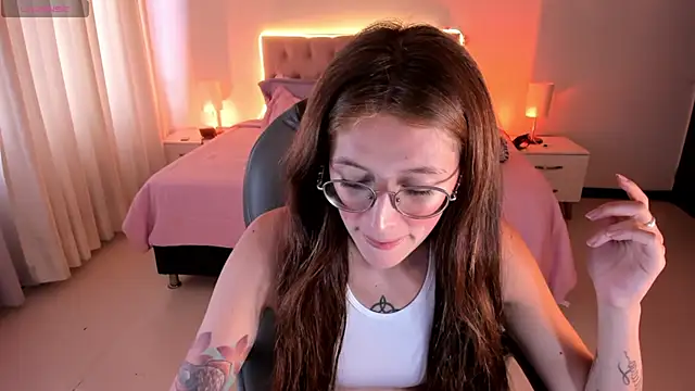 Snapshot of Emily_Warren_ chatting on 09.16.25 Emily Warren online show from 09.16.25