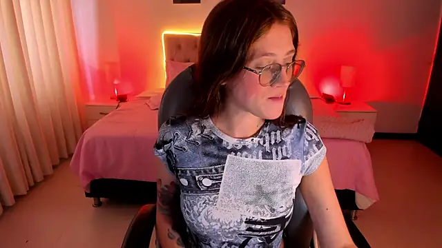 Snapshot of Emily_Warren_ chatting on 09.24.25 Emily Warren online show from 09.24.25