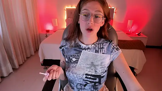 Snapshot of Emily_Warren_ chatting on 10.03.25 Emily Warren online show from 10.03.25