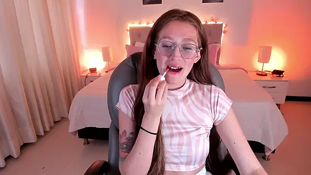 Snapshot of Emily_Warren_ chatting on 10.07.25 Emily Warren online show from 10.07.25