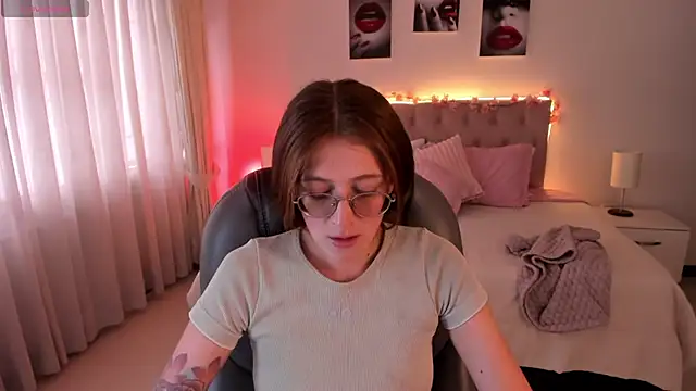 Snapshot of Emily_Warren_ chatting on 10.16.25 Emily Warren online show from 10.16.25