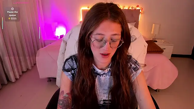 Snapshot of Emily_Warren_ chatting on 11.11.25 Emily Warren online show from 11.11.25