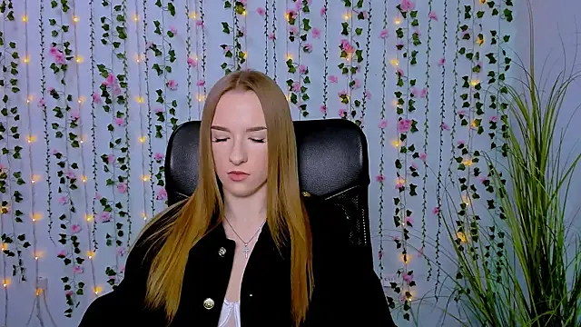Snapshot of doll_vey chatting on 03.04.25 doll vey online show from 03.04.25