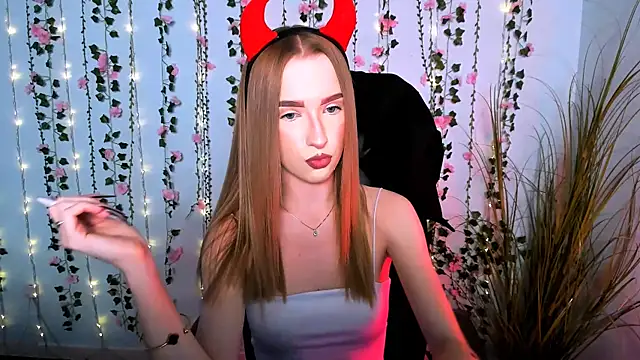 Snapshot of doll_vey chatting on 09.13.25 doll vey online show from 09.13.25