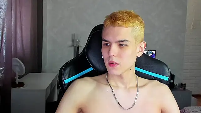 Snapshot of TravisRevas chatting on 03.08.25 TravisRevas online show from 03.08.25