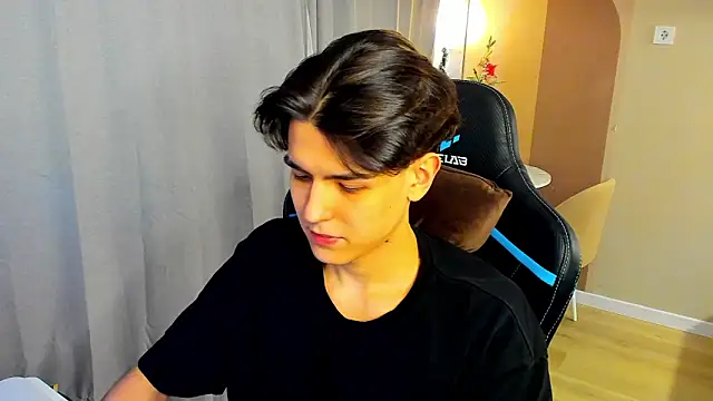 Snapshot of TravisRevas chatting on 12.19.25 TravisRevas online show from 12.19.25