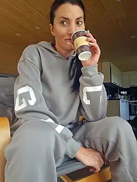 zoeylarkens online show from 10.05.25