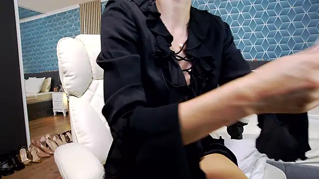 zoeylarkens online show from 10.14.25