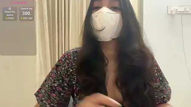 Snapshot of oviyakalra chatting on 10.30.25 oviyakalra online show from 10.30.25