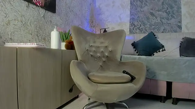 Snapshot of Liannaa_ chatting on 10.08.25 Liannaa online show from 10.08.25