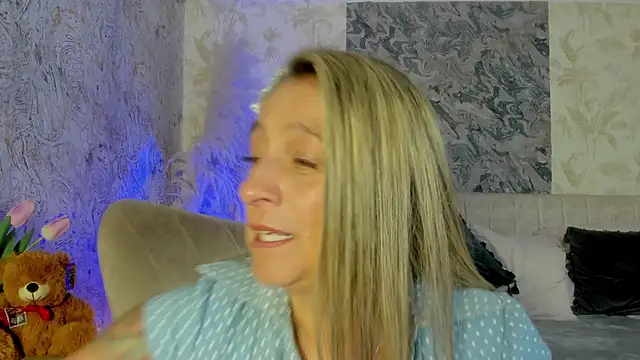 Snapshot of Liannaa_ chatting on 10.08.25 Liannaa online show from 10.08.25