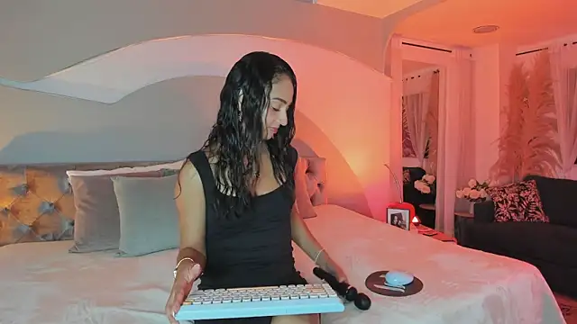 Elizabeth clark  online show from 01.05.26