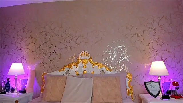 Snapshot of ScarlettWallace chatting on 10.11.25 ScarlettWallace online show from 10.11.25