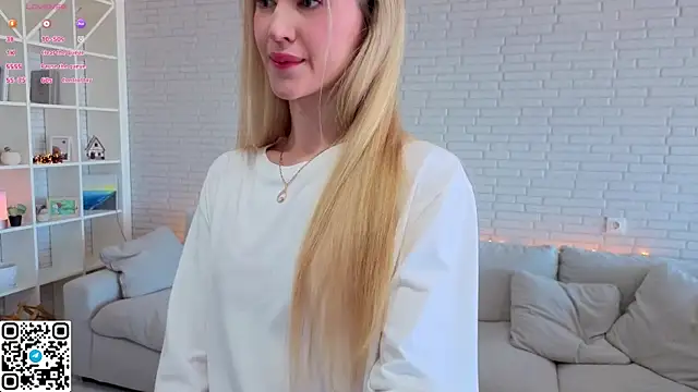 Snapshot of Tessalune_ chatting on 10.04.25 Tessalune  online show from 10.04.25