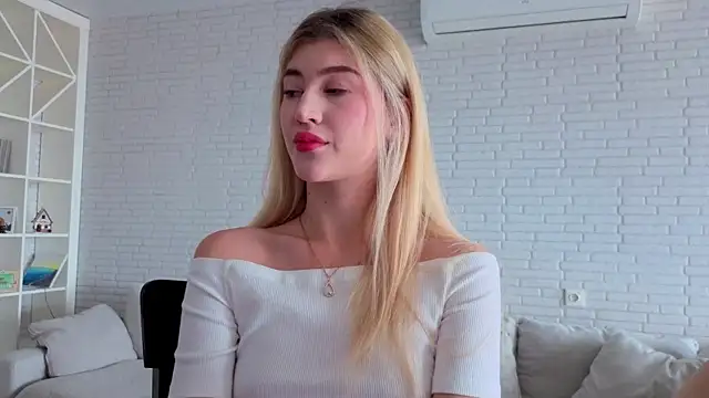Snapshot of Tessalune_ chatting on 10.05.25 Tessalune  online show from 10.05.25