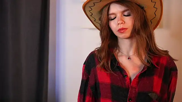 Snapshot of AmityDilley chatting on 10.21.25 AmityDilley online show from 10.21.25