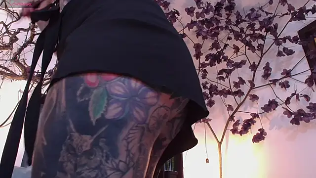 Sara Valkyri online show from 10.05.25