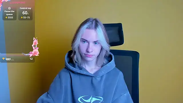 Snapshot of Fiona_Night chatting on 10.12.25 Fiona Night online show from 10.12.25