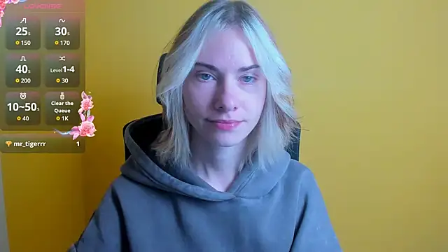 Snapshot of Fiona_Night chatting on 10.14.25 Fiona Night online show from 10.14.25