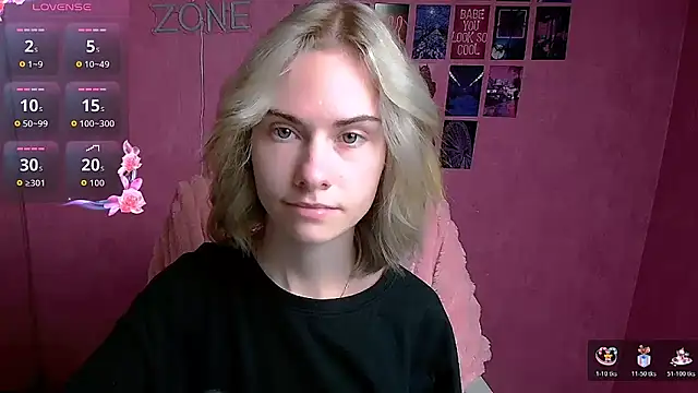 Snapshot of Fiona_Night chatting on 10.19.25 Fiona Night online show from 10.19.25