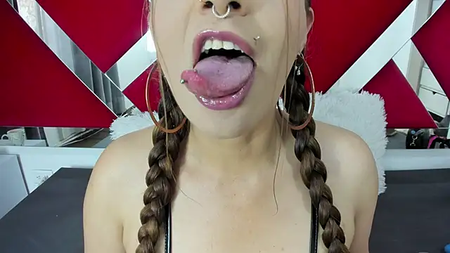 nicollewayne10 online show from 10.18.25