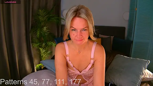 Snapshot of AssolMonet chatting on 10.14.25 AssolMonet online show from 10.14.25