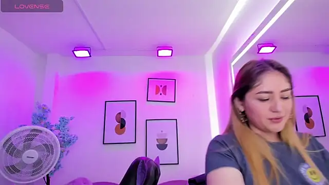 Snapshot of Agatha_luxx chatting on 03.19.25 Agatha luxx online show from 03.19.25