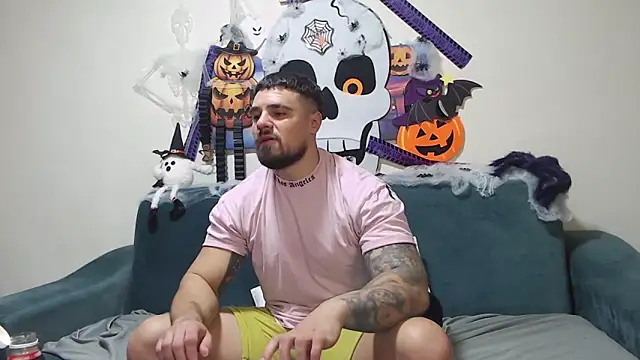 Snapshot of Tiberius_hunk chatting on 10.30.25 Tiberius hunk online show from 10.30.25