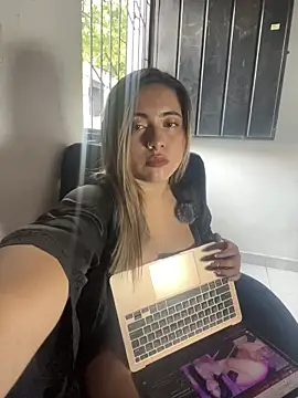 Snapshot of lunaxxx_69 chatting on 11.21.25 lunaxxx 69 online show from 11.21.25