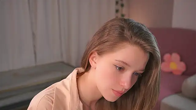 Snapshot of UdelaHathorne chatting on 03.11.25 UdelaHathorne online show from 03.11.25
