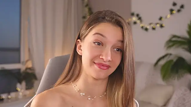 Snapshot of UdelaHathorne chatting on 09.12.25 UdelaHathorne online show from 09.12.25