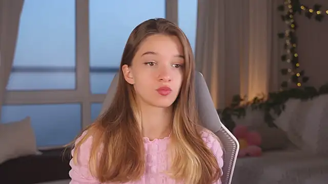 Snapshot of UdelaHathorne chatting on 09.16.25 UdelaHathorne online show from 09.16.25