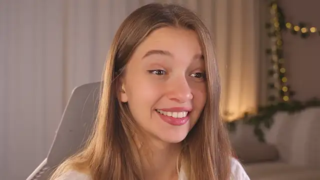 Snapshot of UdelaHathorne chatting on 09.17.25 UdelaHathorne online show from 09.17.25