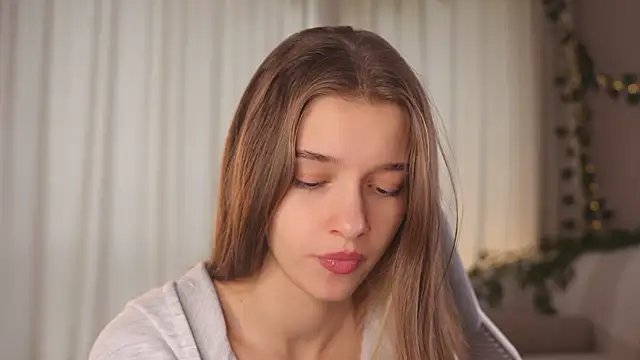 Snapshot of UdelaHathorne chatting on 09.19.25 UdelaHathorne online show from 09.19.25