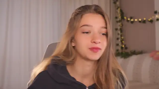 Snapshot of UdelaHathorne chatting on 09.26.25 UdelaHathorne online show from 09.26.25