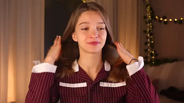 Snapshot of UdelaHathorne chatting on 10.10.25 UdelaHathorne online show from 10.10.25